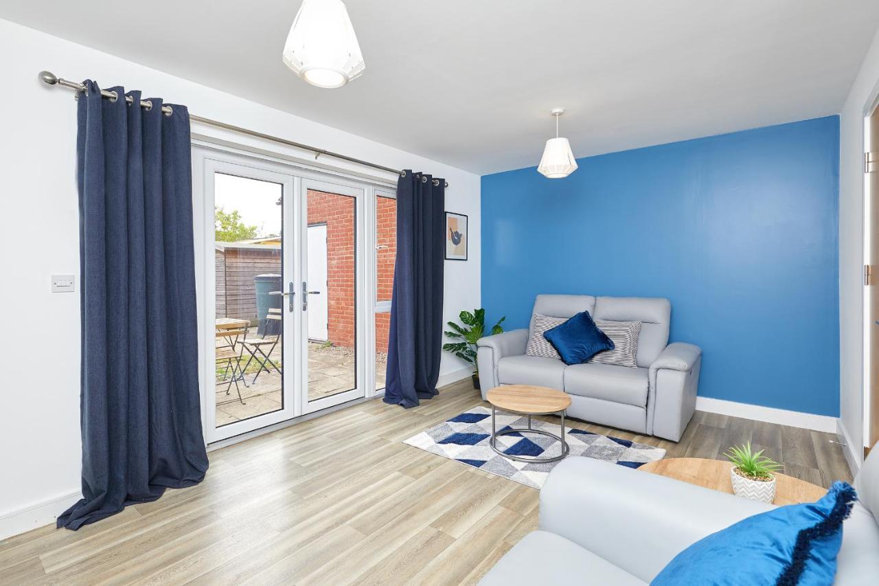 3 Bed Townhouse Haven - Steps From Royal Hospital, Driveway Parking *