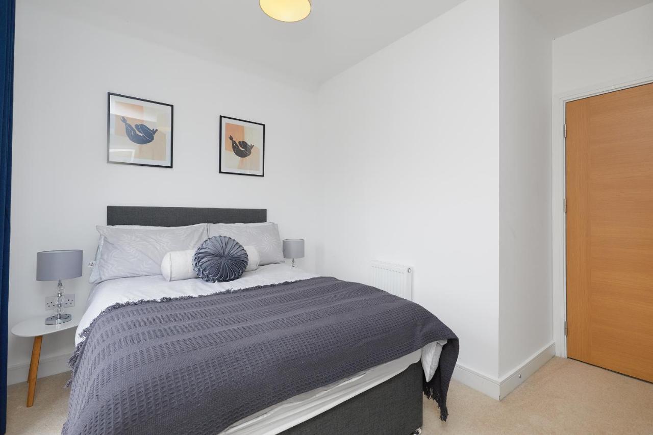 3 Bed Townhouse Haven - Steps From Royal Hospital, Driveway Parking Апартаменты *