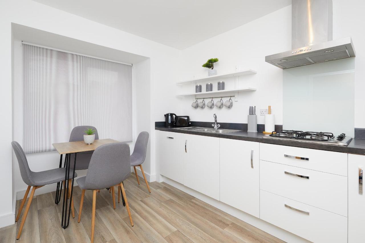 3 Bed Townhouse Haven - Steps From Royal Hospital, Driveway Parking *