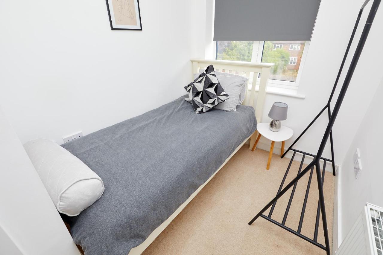 Апартаменты 3 Bed Townhouse Haven - Steps From Royal Hospital, Driveway Parking