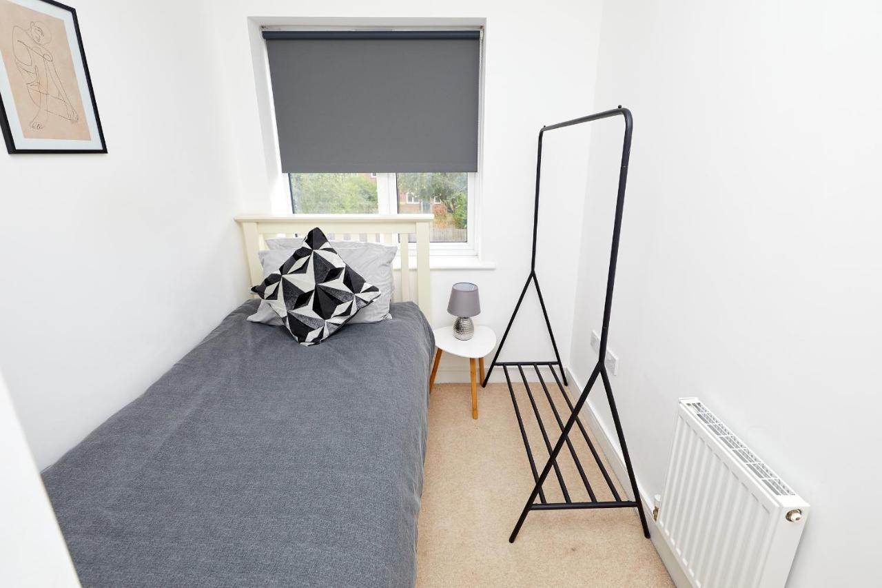 3 Bed Townhouse Haven - Steps From Royal Hospital, Driveway Parking